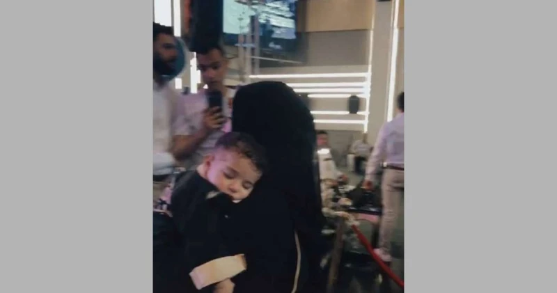 فيديو مؤثر.. رضيع يتسلم شهادة تخرج والدته المتوفاة لايف ستايل شاهد المقال التالي من صحافة البحرين عن فيديو مؤثر رضيع يتسلم شهادة تخرج والدته