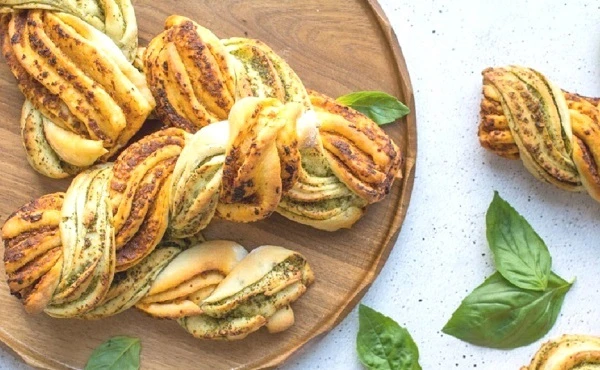 طريقة تحضير فطيرة الزعتر الأخضر دقيق : 3 اكواب حليب : كوب (سائل) خميرة : ملعقة كبيرة سكر : 2 ملعقة كبيرة الخل : ملعقة صغيرة لبن زبادي : 3 ملاعق كبيرة ملح : ملعقة صغيرة الزيت النبات