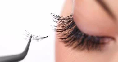أضرار الرموش الصناعية.. وكيفية تركيبها بأمانتتجه العديد من السيدات والفتيات بأعمارهم المختلفة إلى تركيب الرموش الاصطناعية من اجل إظهار جاذبية عيونهم، فى حين عدم معرفتهم بمخاطر تلك 