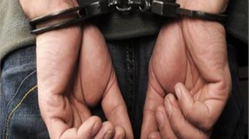 عامل يمزق جسد طليقته بمساعدة ابنه في الجيزة شهدت منطقة المنيرة الغربية بالجيزة، واقعة مؤسفة عندما مزق عامل جسد طليقته محفظة القرآن بعد تقييد أمها.تلقى قسم شرطة المنيرة الغربية بمدي