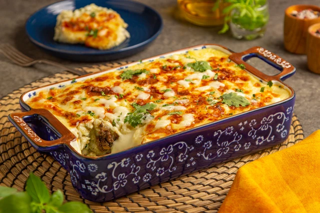 البطاطس المهروسة بالبشاميل بطريقة سهلةالمقادير البطاطس : 5 حبات (مسلوقة و مقطعة) حليب : 3 اكواب (من نادك) الزبدة : 3 ملاعق كبيرة (من نادك) طحين : 2 ملعقة كبيرة البصل : 1 حبة (مفروم