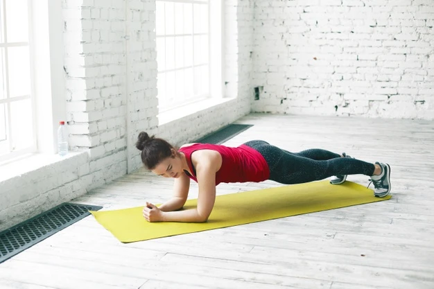 تمرين فعال للتخلص من الوزن الزائد.البلانك من التمارين الرياضية المعنية بتقوية عضلات الجسم بشكل عام، ويساعد على تحسين تناسقها، ومنح الجسم رشاقة ومرونة عالية.تمرين رياضي يتم تنفيذه م