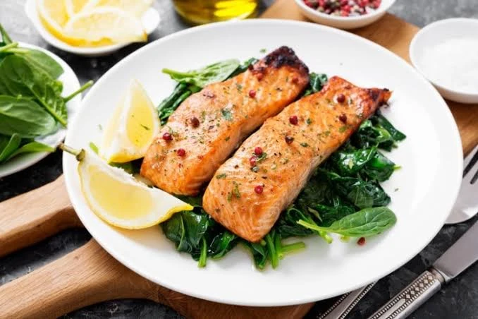 وصفه السلمون المشوى مع السبانخسمك السلمون غني بفوائده غذائية عديدة، إليك طريقة مميزة لطهي السلمون وتقدميه مع صوص غني بالسبانخ مع إضافه جبن الفيتا المفتت ، جربي وصفه السلمونالسلمون 