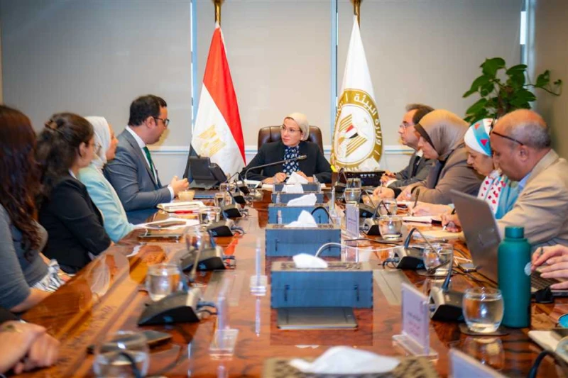 وزيرة البيئة تؤكد على دعم الوزارة للمبادرات الشبابية للتوعية بقضية التغيرات المناخية عقدت الدكتورة ياسمين فؤاد وزيرة البيئة، اجتماعا موسعا مع أعضاء
