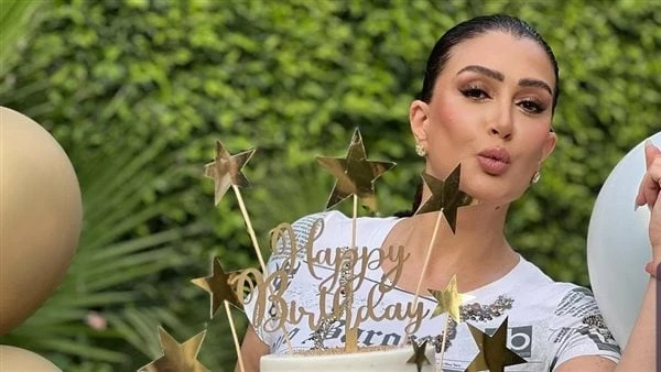 تورتة 5 أدوار وبلالين بيضاء.. شاهد كيف احتفلت غادة عبدالرازق بعيد ميلادها احتفلت الفنانة غادة عبد الرازق بعيد ميلادها ال55، الذى يوافق يوم 9 يوليو الجاري، وسط أجواء مميزة.ونشرت الف