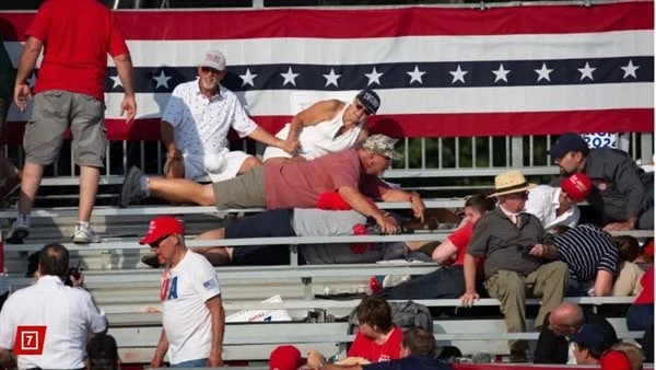 طبيب طوارئ يهرع لإنقاذ مصاب في هجوم مسلح على تجمع انتخابي لترامبفي واقعة مرعبة، سارع طبيب طوارئ كان من بين الحضور في تجمع انتخابي للرئيس الأمريكي