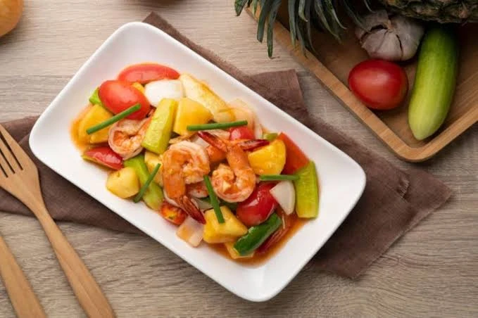 الجمبرى سويت اند سورالجمبرى من الاكلات اللذيذة والشهيه ويحبها معظم أفراد العائلة ،هذه وصفه الجمبرى سويت اند سور غير تقليديه استمتعى بمذاقها،يمكن تقديمها مع ارز ابيض.المقادير الجمبر