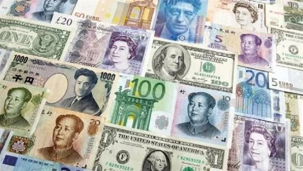 بعد انخفاض الدولار.. تعرف على أسعار العملات أمام الجنيه اليومتباينت أسعار العملات خلال مستهل تعاملات الأسبوع بشكل هامشي، حيث انخفض سعر الدولار بقيمة