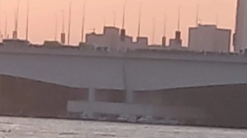 سقوط سيارة زفة عروسين من الدائري فى نهر النيل بالمعادي سقطت سيارة في زفة عروسين من أعلى الطريق الدائري في نهر النيل ناحية حي المعادي، الاتجاه القادم