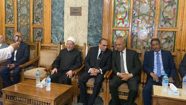 وصول مصطفى بكري لمسجد عمر مكرم قبل إقامة جنازة وزير الأوقاف الأسبق وصل الكاتب الصحفي مصطفي بكري لإقامة صلاة الجنازة على الدكتور الراحل محمد علي محجوب