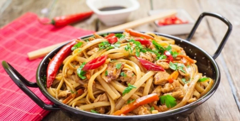 نودلز الدجاج بالخضارمن المطبخ الصيني المليء بالمأكولات الشهية والمميزة، نقدم لكم طريقة عمل نودلز الدجاج بالخضار بطريقه سريعة وسهلة، قدمي النودلز