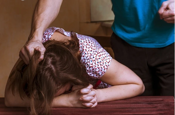 ما هو تفسير حلم الضرب للعزباء لابن سيرين؟ تفسير حلم الضرب للعزباء، الضرب من السلوكيات الهمجية والوحشية التي يمكن أن تصدر من شخص تجاه الآخر، فلابد أن