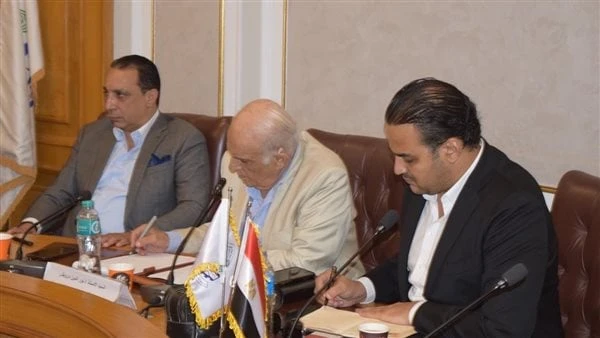 الوكلاء يطالبون بالسماح بتشغيل شواحن أخرى بديلة للأوروبي للسيارات الكهربائيةعقدت شعبة وكلاء وموزعي وتجار السيارات اجتماعا هاما برئاسة اللواء نور درويش، ناقش خلاله أعضاء الشعبة وممث