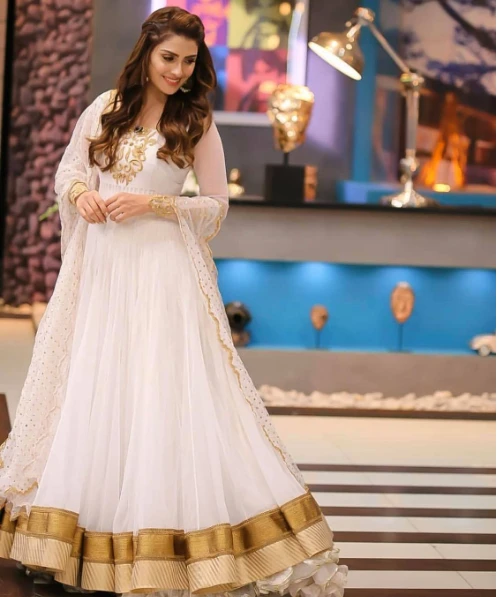 تعرف على تفسير الفستان في المنام للمتزوجة لابن سيرين و حلم فستان الزفاف للمتزوجة الفستان في المنام للمتزوجة، يختلف تفسيره بالنسبة للرجل والمرأة حيث