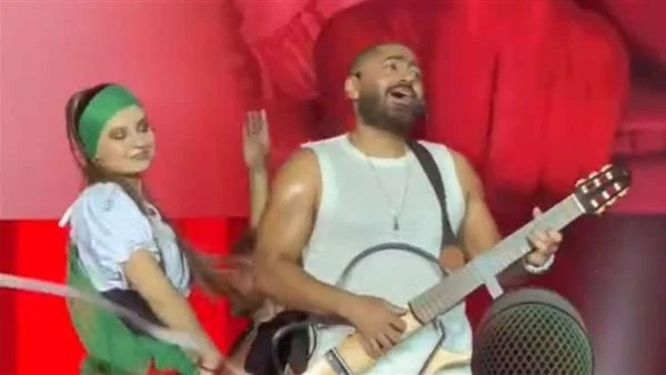 بعد صعود بناته للمسرح.. تامر حسني يغني لصديقة ابنته بمناسبة عيد ميلادها حرص الفنان تامر حسني على تلبية طلب ابنته بالغناء الى صديقتها بمناسبة عيد