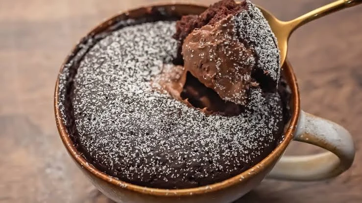 ب ٧ ملاعق دقيق حضري كيكة المج السريعة بطعم لا يقاومحضري كيكة المج السريعة بسبع ملاعق دقيق فقط، حيث أنها من تتمتع بطعم لا يقاوم وتعد في أقل من نصف ساعة، ويمكنك إعدادها بمذاقات مختلف