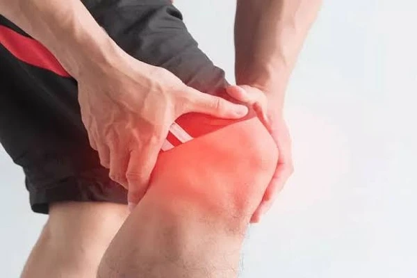 تخفيف آلام مفاصل الركبة.. طرق فعالة للراحة والتخفيف.تعتبر آلام مفاصل الركبة مشكلة شائعة تؤثر على الحياة اليومية للكثيرين. إليك بعض الطرق الفعالة