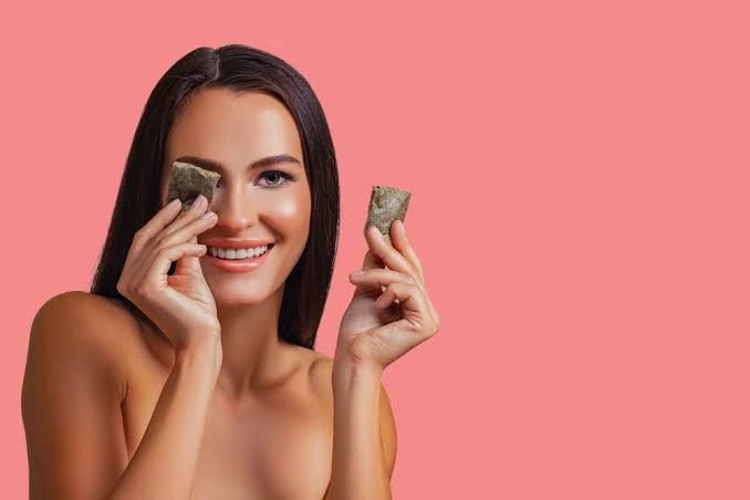 تعرفى على فوائد الشاي الأسود للبشرةفوائد الشاي الأسود للبشرةيساعد الشاى الأسود على تقليل الانتفاخ تحت العينن وإزالة الهالات السوداء،و يحتوي الشاي