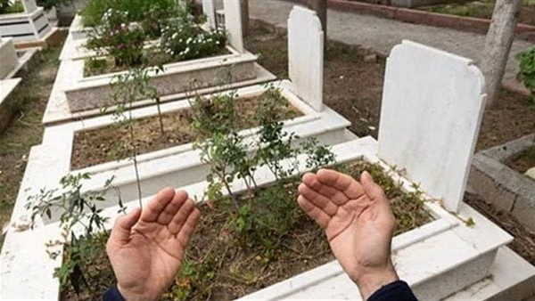 حكم لبس الأسود على الميت وهل يعذب بسببه وأقصى مدة لارتدائه؟ ما حكم ارتداء الأسود حدادا على الميت ؟ لم يثبت لبس الأسود عند وفاة أحد في السنة المطهرة،