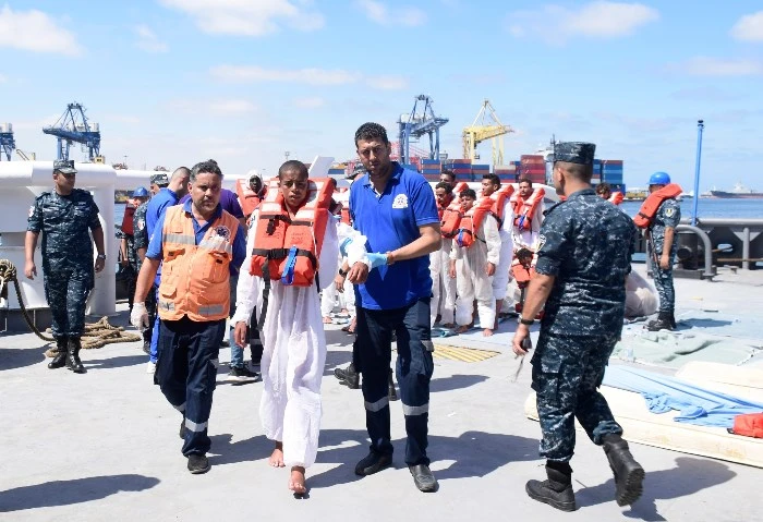 القوات البحرية تنجح فى إنقاذ مركب هجرة غير شرعية على متنها 31 فردا استمرارا لجهود القوات البحرية فى دعم أعمال البحث والإنقاذ البحري على كافة