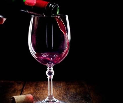 أعرف تفسير حلم شرب الخمر في الحلم ولم يسكر شرب الخمر في الحلم ولم يسكر، هذه الرؤية تخيف الكثير من الأشخاص، حيث يثيرهم الفضول لمعرفة ما يحمله هذا