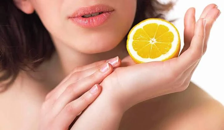 فوائد وأضرار الليمون للبشرة الليمون تمتاز فاكهة الليمون السذابية بان لها تركيبة طبيعية غنية بالكثير من العناصر الأساسية من اجل صحة الجسم البدنية، والذهنية، والنفسية، وايضا الجمالية