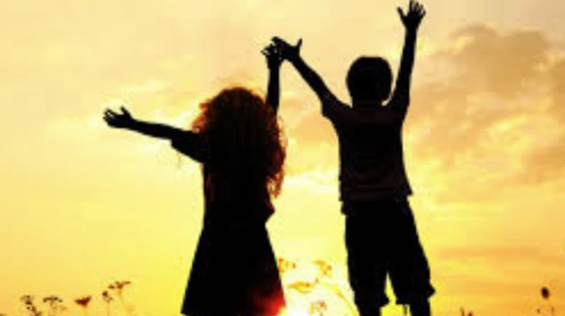 مستمع جيد ويمنح الاهتمام.. 6 صفات للصديق الوفي صدق المواقف يجلي المعنى الحقيقي للصداقة، وطول السنوات ليس كفيلا بانتقاء صديق وفي، ولعل أهم ما يميز