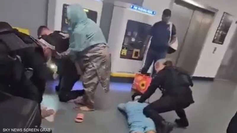 فيديو واقعة وحشية شرطة مانشستر يثير الجدل.. والسلطات تفسر أخبار منوعة وطرائف شاهد المقال التالي من صحافة الأفاق عربيةية عن فيديو واقعة وحشية شرطة