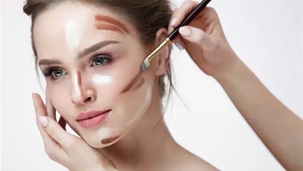 لو مسافرة صد رد.. 8 خطوات للحفاظ على مكياج يدوم طول اليومتود اغلب السيدات والفتيات لمعرفة أفضل قواعد لمكياج يدوم لفترة أطول، حفاظا علية أطول فترة