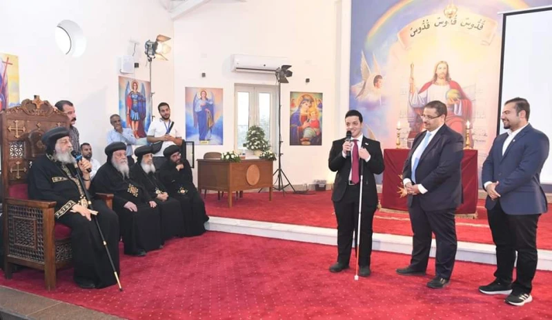 البابا تواضروس يكرم مارك مراد اخترع برنامجا باستخدام الذكاء الاصطناعي رغم فقدان بصرهالبابا تواضروس , في إجتماع الأربعاء الأسبوعي ، قام قداسته بتكريم