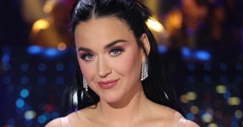 كاتي بيري تقبل أحد المعجبين في مكان عام .. بالصورة تعرف على التالي كاتي بيري تقبل أحد المعجبين في مكان عام .. بالصورة، انتقلت الفنانة الأميركية كاتي بيري إلى حلبة الرقص في نهاية هذ