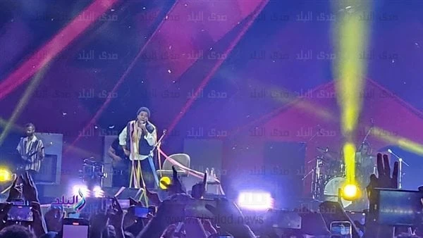 محمد منير يفتتح مهرجان العلمين بأغنية على صوتكصعد منذ قليل الكينج محمد منير على مسرح الأرينا لبدء فقرته الغنائية ضمن فعاليات الليلة الأولي من مهرجان