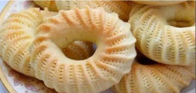 ما هو تفسير رؤية الكعك في المنام لابن سيرين؟ الكعك في المنام، إن الكعك من الحلوى التي لا يختلف على حبها الناس فهي تملك أنواع مختلفة وجميعها مذاقها