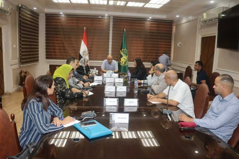 محافظ القليوبية: جهود مكثفة لجعل المحافظة هي الأولى في مشروعات التحول الرقمي أكد المهندس أيمن عطية محافظ القليوبية أن الدولة تولي إهتماما كبيرا بتنفيذ المشروعات التي تستهدف تطويع ا