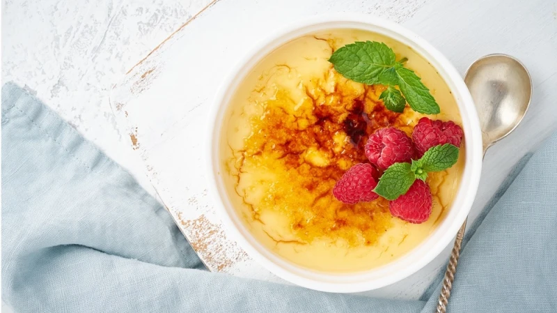 طريقة تحضير كريمة كاتالانا بسهولةالمقادير حليب : ليتر القرفة : عود برش البرتقال : 1 حبة سكر : 150 غراما نشاء الذرة : 60 غراما صفار البيض : 8 حبات سكر