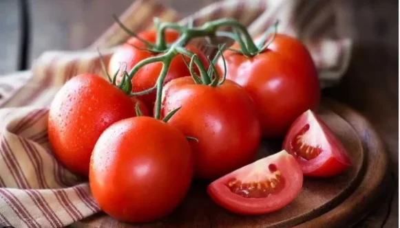هل رؤية الطماطم في المنام بشارة خير؟ وما تفسير ابن سيرين الطماطم في المنام بشارة خير أم تنذر بحدوث أمر مخزي ؟! هذا التساؤل يراود أذهان الكثيرين