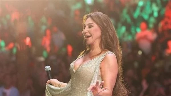 إليسا تتألق في حفلها بلبنان بفستان ذهبي صور تألقت إليسا في حفلها مساء الخميس في لبنان ضمن فعاليات مهرجان أعياد بيروت وارتدت فستان ذهبي اللون وقدمت