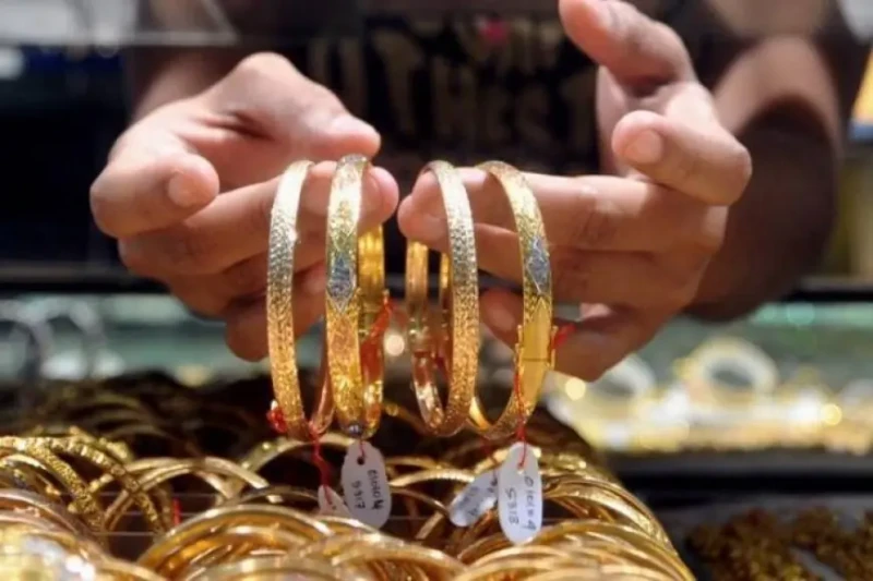 سعر الذهب اليوم الخميس.. تحرك جديد لعيار 21سجل سعر الذهب تغييرا طفيفا صباح اليوم، حيث ارتفع سعر الجرام الواحد من عيار 21 بمقدار 5 جنيهات.ويستعرض موقع