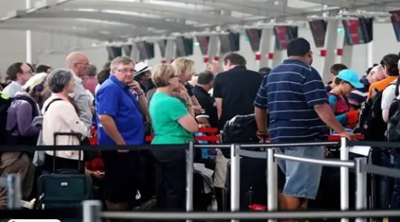 بالتفاصيل خلل تقني يضرب العالم شل حركة قطارات ومطارات دول العالم وتوقف عمل البورصات العالميةخلل تقني يضرب العالم أدى خلل تقني إلى توقف حركة القطارات