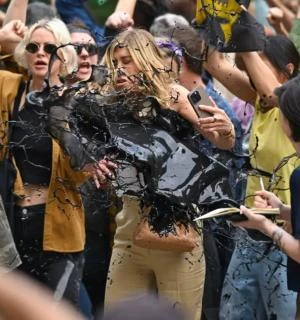 سكب الزيت الأسود على جينيفر أنيستون تعرف على التالي سكب الزيت الأسود على جينيفر أنيستون، وكالات السوسنةتداول ناشطون على مواقع التواصل الاجتماعي، صورا