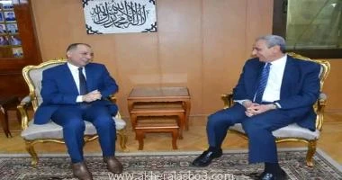 الغربية؛ متابعة رشدي ابوطالب حرص اللواء أشرف الجندي محافظ الغربية ،يرافقة الدكتور محمود عيسى نائب المحافظ على تقديم التهنئة للواء محمد عمار مساعد أول