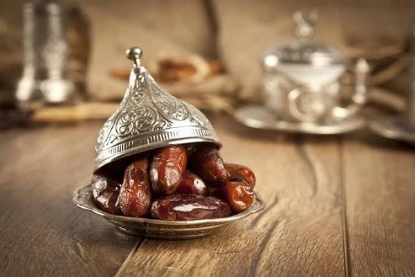 مع اقتراب شهر رمضان.. تعرف على فوائد التمر بعد الصيام.خلال شهر رمضان المبارك، يمكن أن يكون التمر من أكثر الأطعمة فائدة للتناول بعد الصيام، وذلك لعدة