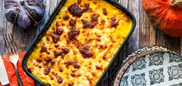 قرع العسل بالبشاميل بطريقة سهلةالمكوناتحبة متوسطة الحجم من قرع العسل.مئتا غرام من السكر لكل كيلو غرام من قرع العسل.نصف كوب من الزبيب الذهبي.نصف كوب من جوز الهند المبشور.ملعقة صغيرة