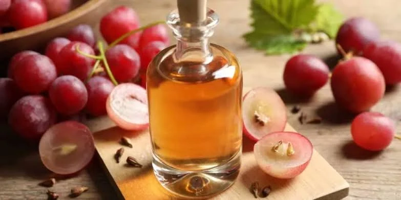 فوائد زيت بذور العنب للبشرة.. يعمل على تجديد خلايا البشرةبذور العنب للبشرةيعتبر العنب من إحدى أهم وألذ مذاقا فى الفاكهة الصيفية، وهو عبارة عن ثمرة حجمها صغير يتجمع في عناقيد رائعة