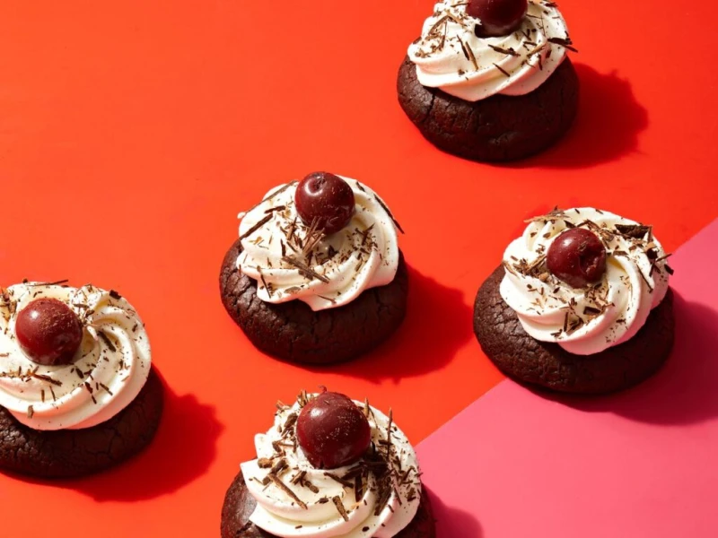 كوكيز بلاك فورست بطريقة سهلةالمقادير خليط كيك الشوكولاتة الجاهزة : عبوة البيض : 1 حبة الزبدة : نصف كوب (طرية) كرز : عبوة (محلى) كريمة : كوب ونصف