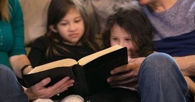 كيف تجعل طفلك يستمتع بالإجازة دون مشكلات؟.. السر في الحواديت المرأة والمنوعات شاهد المقال التالي من صحافة مصر عن كيف تجعل طفلك يستمتع بالإجازة دون