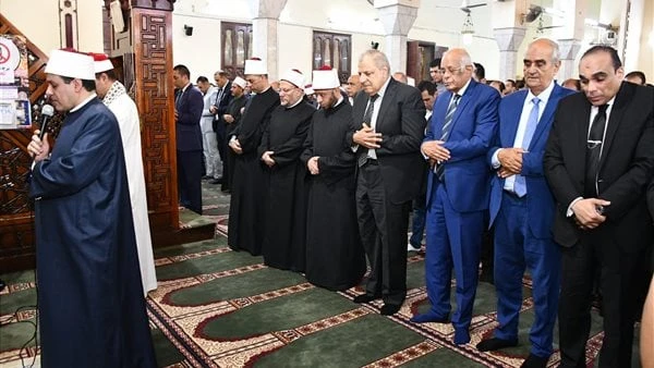 الأزهري ومحلب وعدد من الوزراء يشهدون صلاة الجنازة على وزير الأوقاف الأسبق.. صورشهد الدكتور أسامة الأزهري، وزير الأوقاف، والدكتور شوقي علام مفتى