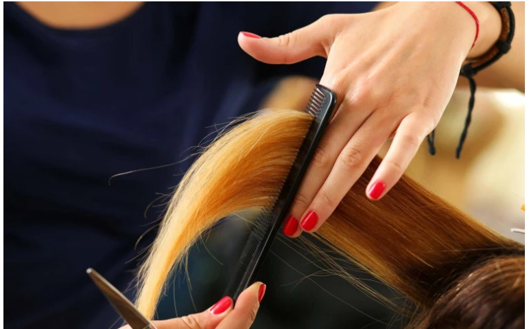 ما تفسير حلمت اني قصيت شعري لابن سيرين؟ حلمت اني قصيت شعري، إن رؤية قص الشعر من الرؤى التي يرتبط تأويلها بالهيئة والمطهر الذي يبدو عليه الرائي بعد القص والحلاقة، فقد ذهب الفقهاء إل