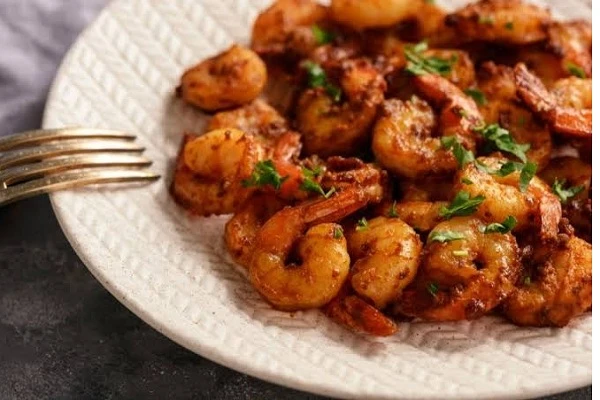 استمتع بمذاق لذيذ مع وصفة الجمبري بخلطة مميزةإذا كنت من عشاق البحريات، فإن وصفة الجمبرى بخلطة مميزة ستأخذك في رحلة مذاق لا تنسى. تتميز هذه الوصفة بالتوازن المثالي بين نكهات البحر و