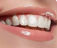 ما هو تفسير رؤية الاسنان البيضاء في المنام لابن سيرين؟ الاسنان البيضاء في المنام يختلف تفسيرها تبعا لحالة الشخص الحالم الاجتماعية، سواء كان رجل أعزب أم متزوج أو كانت فتاة عزباء أو 